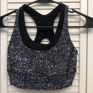 Black and white lululemon sports bra